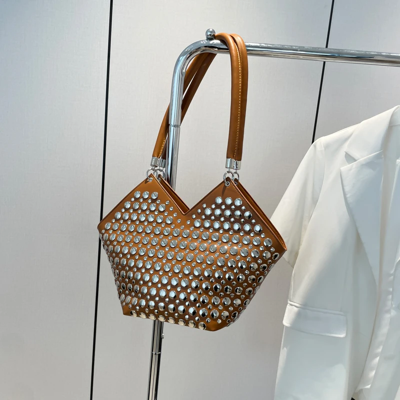 sacs à main chics de marque de luxe, finition en cuir, sac messager et sacs fourre tout pour femmes par un célèbre styliste élégant