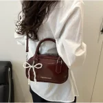 Sac haut de gamme pour femme à une seule épaule, petit sac carré polyvalent et élégant, adapté aux sorties de trajet avec un détail d&rsquo;arc