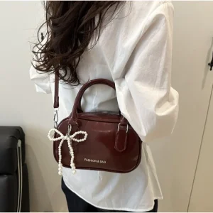 Sac haut de gamme pour femme à une seule épaule, petit sac carré polyvalent et élégant, adapté aux sorties de trajet avec un détail d&rsquo;arc