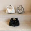 sac fourre tout de luxe haut de gamme pour femmes, avec éléments de conception tendance et fermeture magnétique, adapté aux dames urbaines modernes 
