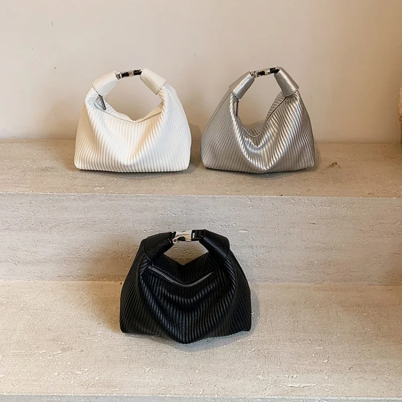 sac fourre tout de luxe haut de gamme pour femmes, avec éléments de conception tendance et fermeture magnétique, adapté aux dames urbaines modernes 