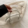 sac haut de gamme pour femme à une seule épaule, petit sac carré polyvalent et élégant, adapté aux sorties de trajet avec un détail d'arc