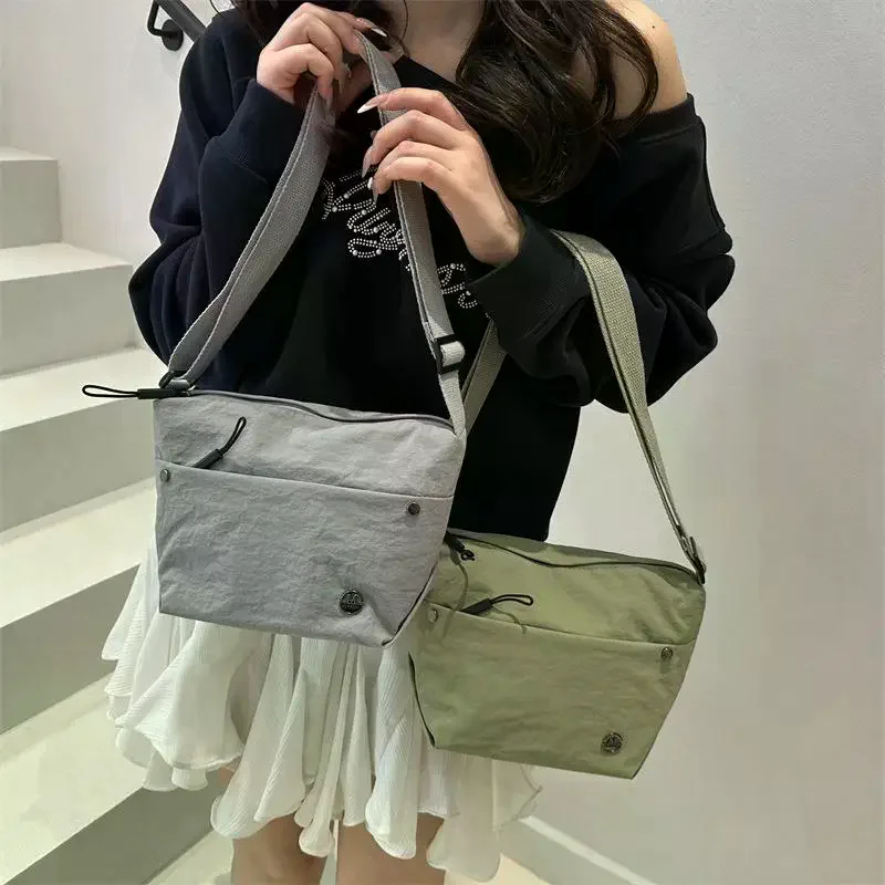 sac en nylon de grande capacité pour les déplacements quotidiens pour femmes ; sac à bandoulière décontracté en couleurs unies ; grand cadeau.