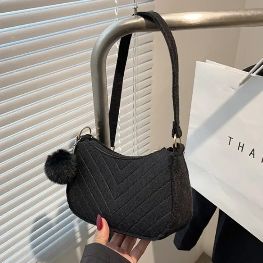 sac fourre tout élégant en cuir pour femmes, mini sac à bandoulière avec sangle en chaîne, sac à main décontracté sous les bras de couleur unie pour un usage quotidien