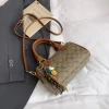 Sac à bandoulière design chic – Sac à main à bandoulière en cuir pour femme avec sangle réglable et poche avant Sac à bandoulière design chic – Sac à main à bandoulière en cuir pour femme avec sangle réglable et poche avant