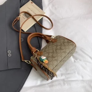 Sac à bandoulière design chic – Sac à main à bandoulière en cuir pour femme avec sangle réglable et poche avant