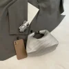 sac fourre tout de luxe haut de gamme pour femmes, avec éléments de conception tendance et fermeture magnétique, adapté aux dames urbaines modernes 