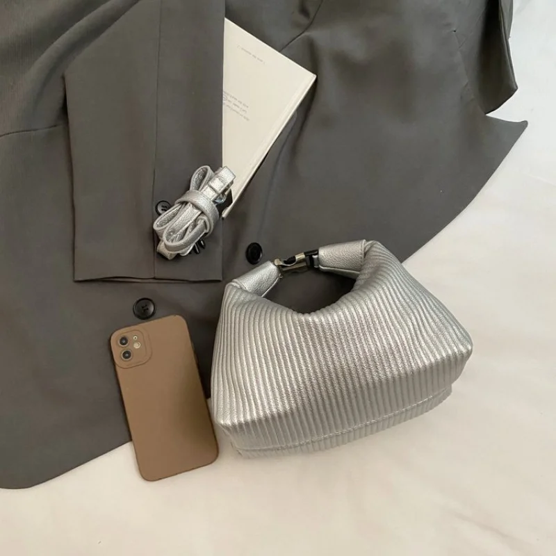 sac fourre tout de luxe haut de gamme pour femmes, avec éléments de conception tendance et fermeture magnétique, adapté aux dames urbaines modernes 