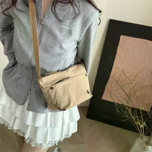 Sac en nylon de grande capacité pour les déplacements quotidiens pour femmes ; Sac à bandoulière décontracté en couleurs unies ; Grand cadeau. Sac en nylon de grande capacité pour les déplacements quotidiens pour femmes ; Sac à bandoulière décontracté en couleurs unies ; Grand cadeau.