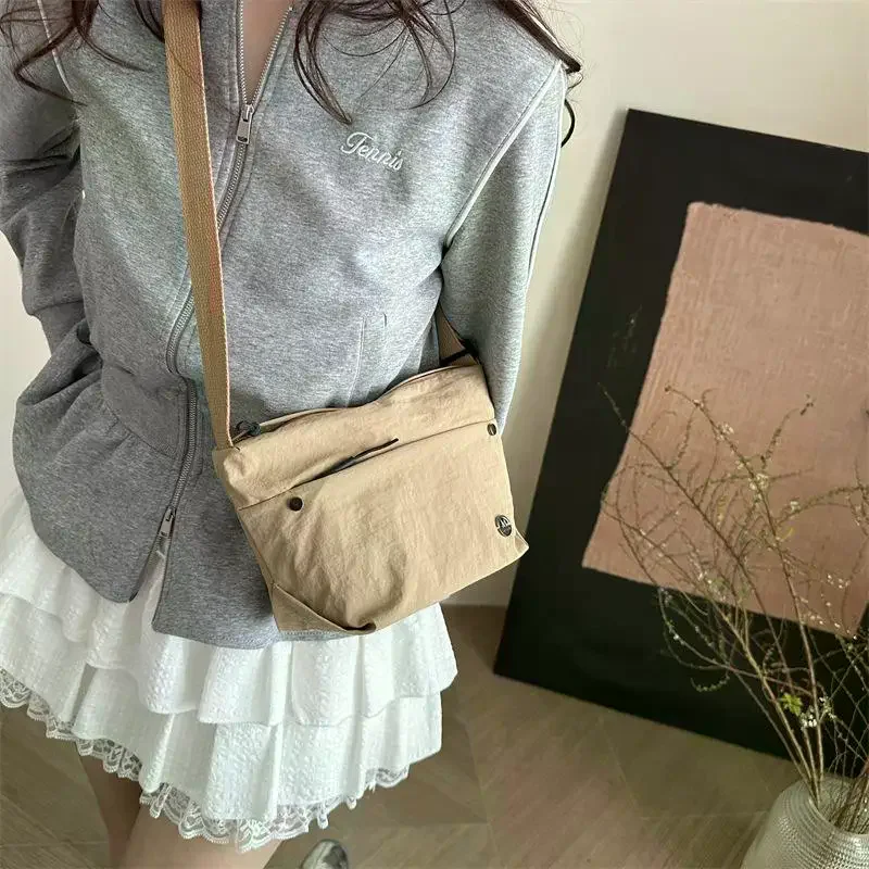 Sac en nylon de grande capacité pour les déplacements quotidiens pour femmes ; Sac à bandoulière décontracté en couleurs unies ; Grand cadeau. Sac en nylon de grande capacité pour les déplacements quotidiens pour femmes ; Sac à bandoulière décontracté en couleurs unies ; Grand cadeau.