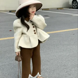 Costume d&rsquo;hiver pour enfants, Version coréenne de la fille, petit parfum, mode revers, manteau court en laine, pantalon en dentelle, 2023