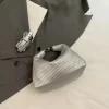 sac fourre tout de luxe haut de gamme pour femmes, avec éléments de conception tendance et fermeture magnétique, adapté aux dames urbaines modernes 