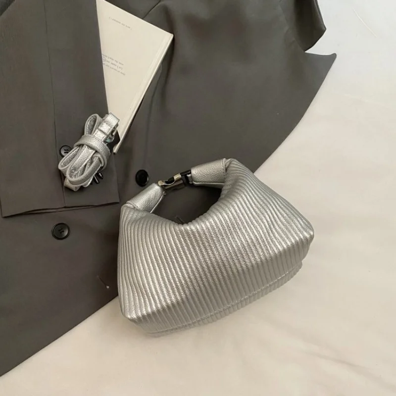 sac fourre tout de luxe haut de gamme pour femmes, avec éléments de conception tendance et fermeture magnétique, adapté aux dames urbaines modernes 