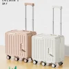 2024 nouvelle conception enfants bagages assis et équitation Mini 20 pouces valise d’embarquement de voyage Six roues avec pédale pliante