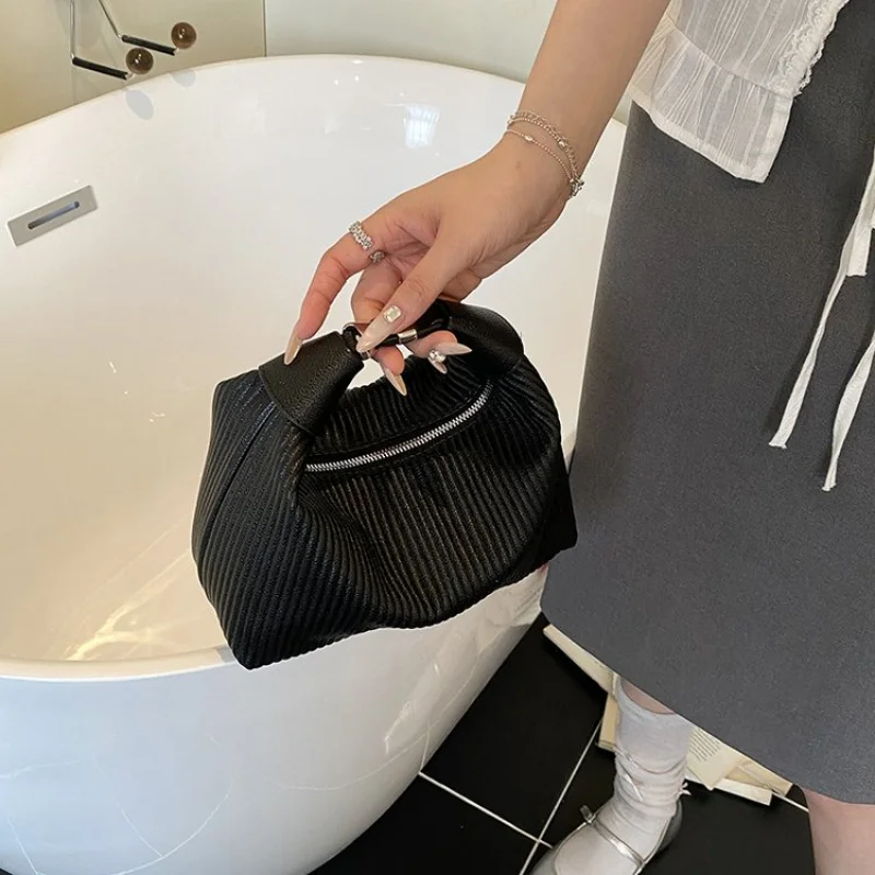 Sac fourre-tout de luxe haut de gamme pour femmes, avec éléments de conception tendance et fermeture magnétique, adapté aux dames urbaines modernes Sac fourre-tout de luxe haut de gamme pour femmes, avec éléments de conception tendance et fermeture magnétique, adapté aux dames urbaines modernes 