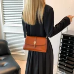 Sac à bandoulière sculptural doux et Chic pour femmes, inspiré du styliste en cuir amorphe qui drapées magnifiquement lorsque vous portée