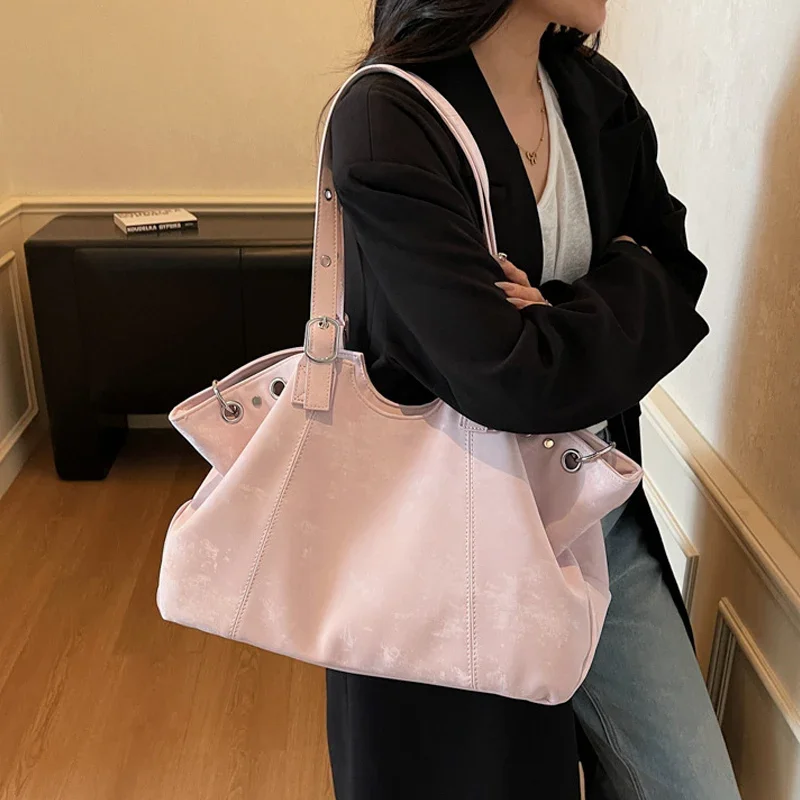 sac fourre tout sous les bras de styliste, sac à bandoulière pour femmes avec boucle de ceinture à rivets cloutés en métal creux, sac à main à poignée supérieure de banlieue de grande capacité