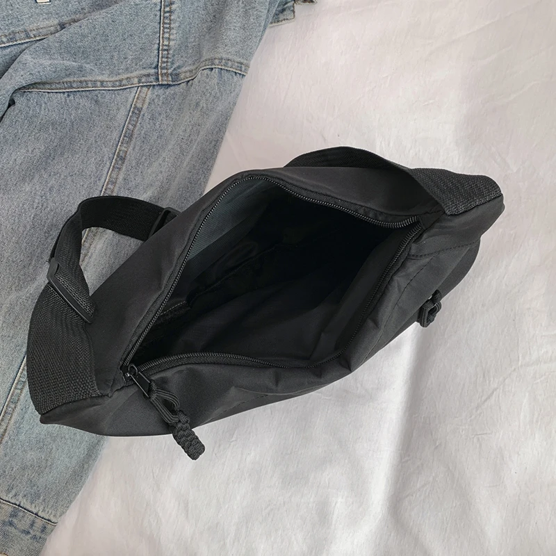 sac à main à bandoulière de nouveau style pour femmes, petit sac à bandoulière mini street à la mode, design léger et à une épaule.