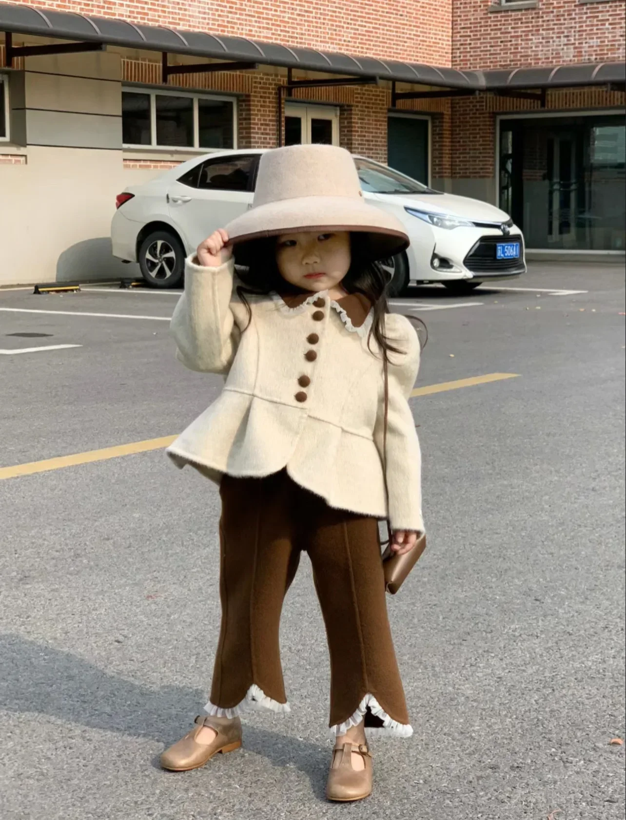 costume d'hiver pour enfants, version coréenne de la fille, petit parfum, mode revers, manteau court en laine, pantalon en dentelle, 2023