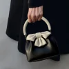 sac à main plissé élégant pour femme, nouveau style 2025, doté d'un nœud coloré et un design texturé.