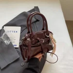 Sacs à main de luxe à poignée supérieure pour femmes, Mini sac à bandoulière avec pendentif, bourses rétro à la mode, 2025
