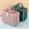 Mini valise de voyage légère de 14 pouces, boîte à cosmétiques, organisateur de bagages à main étanche, étui de maquillage portable, petite mallette d’embarquement Mini valise de voyage légère de 14 pouces, boîte à cosmétiques, organisateur de bagages à main étanche, étui de maquillage portable, petite mallette d’embarquement
