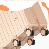 2024 nouvelle conception enfants bagages assis et équitation mini 20 pouces valise d'embarquement de voyage six roues avec pédale pliante