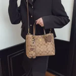 2025 Nouveau sac à main messager minimaliste chic à la mode dans le style parisien pour les femmes avec un design vintage en cuir et un logo de lettre