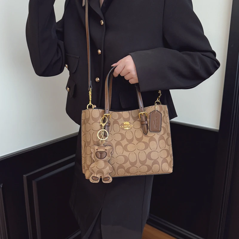 2025 nouveau sac à main messager minimaliste chic à la mode dans le style parisien pour les femmes avec un des