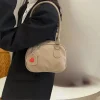 petit sac à main carré tendance pour femme ; fourre tout en cuir pu de haute qualité avec pendentif en forme de cœur, idéal pour les déplacements et les cadeaux
