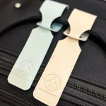 Étiquette de bagage portable en cuir PU, identification de valise, étiquette de sac d’embarquement de bagages, porte-adresse d&rsquo;identification de nom, accessoires de voyage, 1x