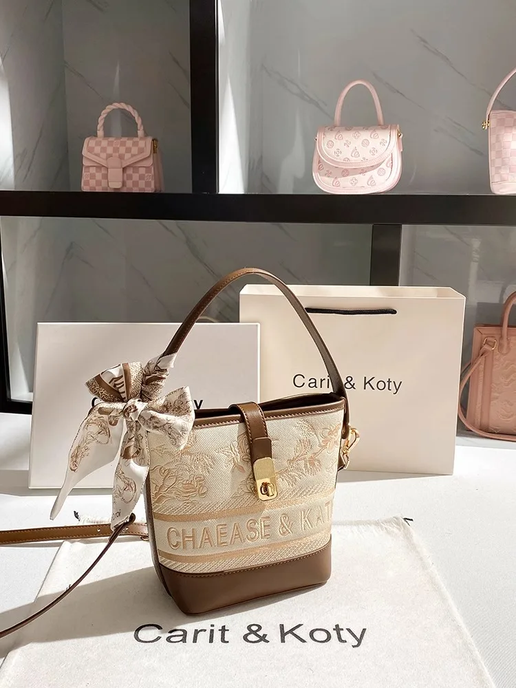 2025 sac seau et sac à bandoulière avec broderie florale et motif de logo et sac à main pour femme en matériau de haute qualité pour un usage quotidien