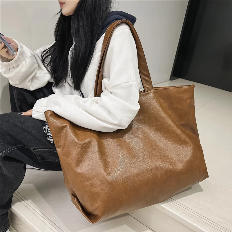 Sacs fourre-tout surdimensionnés de couleur noire pour femmes, sac à bandoulière léger de grande capacité en cuir souple unisexe Simple mode Shopper 2021 Sacs fourre-tout surdimensionnés de couleur noire pour femmes, sac à bandoulière léger de grande capacité en cuir souple unisexe Simple mode Shopper 2021