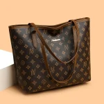 Un sac fourre-tout de grande capacité avec un logo en métal à l&rsquo;ancienne. Conception classique à motif ancien, schéma de couleurs marron foncé avec une sensation vintage et élégante, embellissements exquis de logo de marque en métal, doubles poignées en cuir. Grande capacité, adaptée aux déplacements quotidiens et au shopping, un sac résout les besoins du stockage de voyage, élégante et polyvalente, présentation de la qualité.