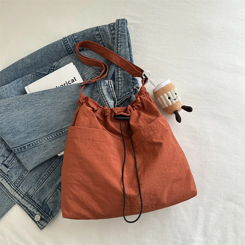 sac à bandoulière avec cordon de serrage pour femmes, fourre tout de voyage imperméable en nylon, style basique décontracté, sac seau, nouvelle mode