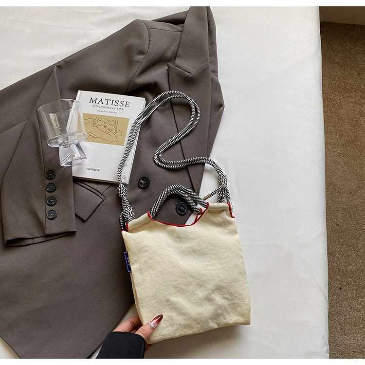 sac en toile brodé pour femme ; sac à bandoulière simple léger pour le printemps et l'été ; sac à main bandoulière.