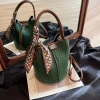 Sac seau tissé pour femme. Marron profond/Beige/Vert/Noir. Sangle amovible, durable et facile à nettoyer. Pour les voyages et les événements formels. Magasin maintenant!