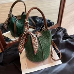 Sac seau tissé pour femme. Marron profond/Beige/Vert/Noir. Sangle amovible, durable et facile à nettoyer. Pour les voyages et les événements formels. Magasin maintenant!