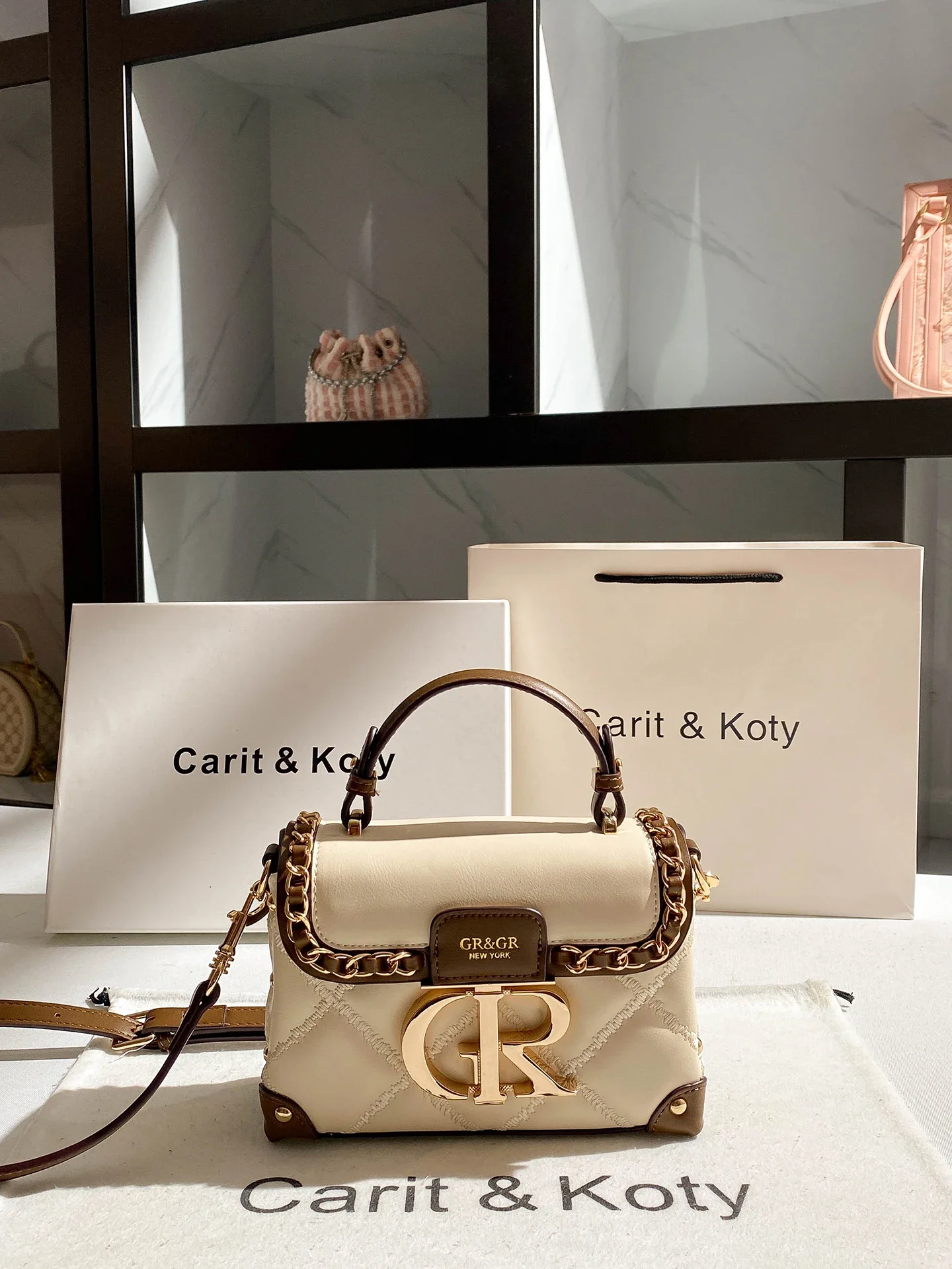 sac de soirée de maquillage carré de luxe et vintage avec cuir de qualité supérieure et décoration en métal délicate 2025 hiver neuf dans les sacs à main