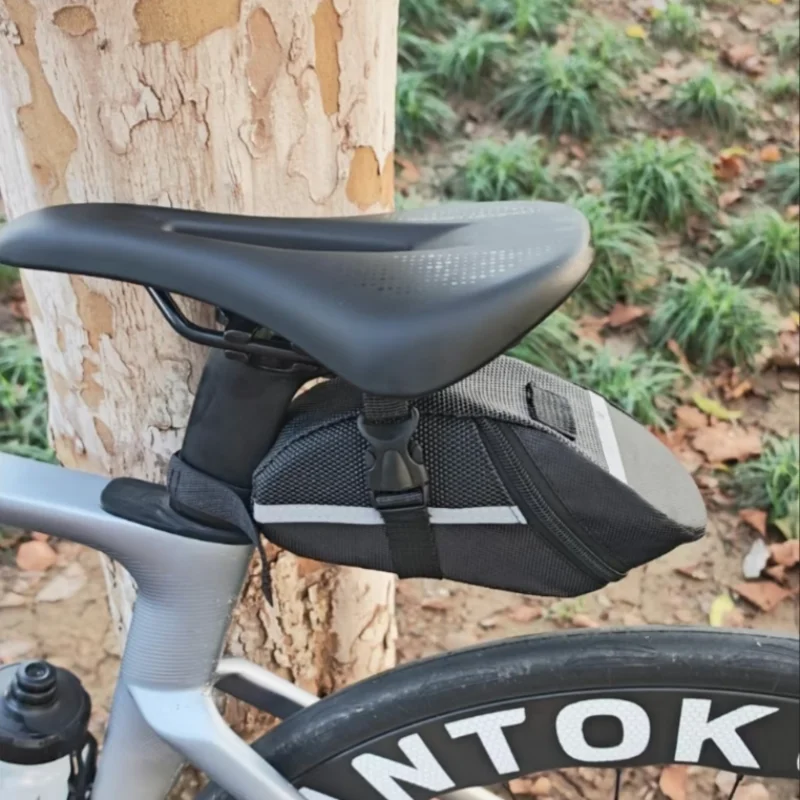 sac de selle de vélo anti éclaboussures | convient aux vélos de route, vtt et de gravier | pack sous assise réfléchissant avec clip rapide