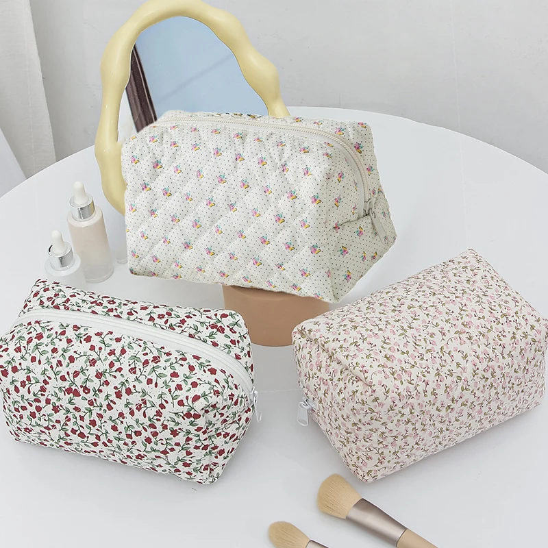 Sacs de maquillage floraux matelassés, fermeture éclair, imprimé mignon, organisateur de rangement de fleurs, accessoire de maquillage, trousse de toilette, grand sac à cosmétiques pour femmes Sacs de maquillage floraux matelassés, fermeture éclair, imprimé mignon, organisateur de rangement de fleurs, accessoire de maquillage, trousse de toilette, grand sac à cosmétiques pour femmes