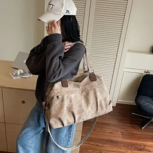 Sac à bandoulière de célèbre styliste pour femmes, avec éléments de conception tendance et matériau en cuir haut de gamme pour un usage de banlieue ​