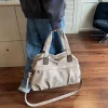 sac à bandoulière de célèbre styliste pour femmes, avec éléments de conception tendance et matériau en cuir haut de gamme pour un usage de banlieue ​