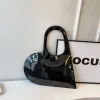 ins style – sac à main brillant en forme de cœur, couleur unie, design concave d'été en cuir verni rouge, sac à bandoulière à la mode, 2024
