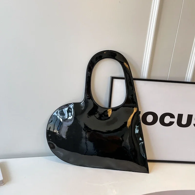 ins style – sac à main brillant en forme de cœur, couleur unie, design concave d'été en cuir verni rouge, sac à bandoulière à la mode, 2024