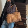 sac à bandoulière de célèbre styliste pour femmes, avec éléments de conception tendance et matériau en cuir haut de gamme pour un usage de banlieue ​