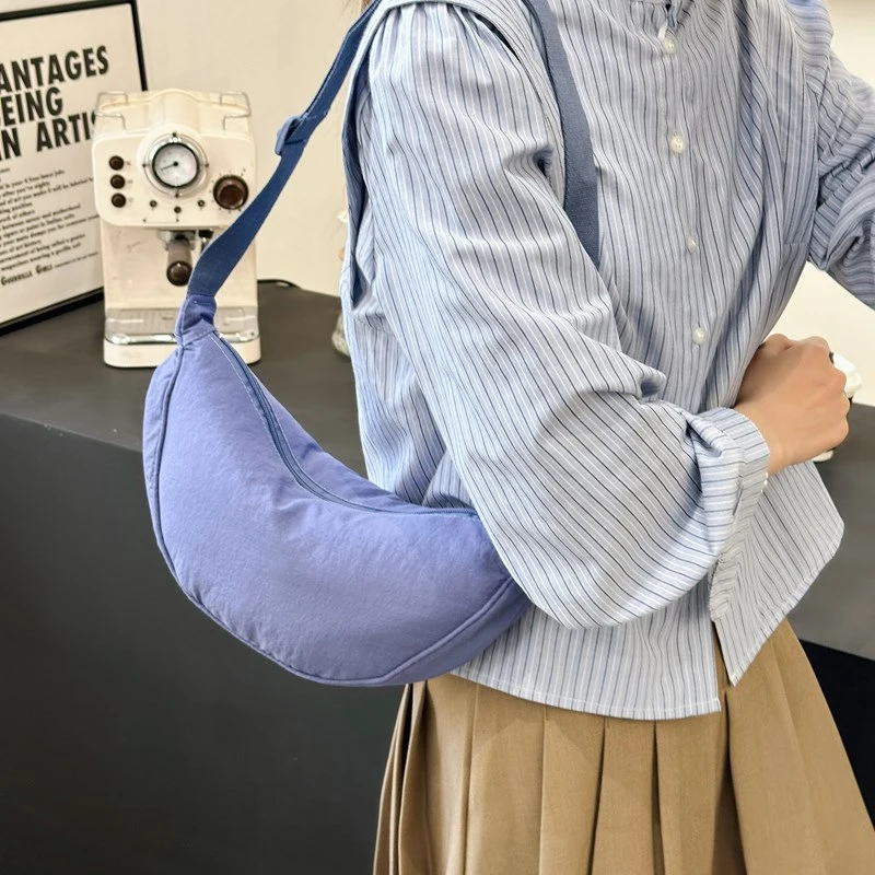 sac à bandoulière hobo crescent, sac à bandoulière compact chic pour femmes, sac à main demi lune léger de couleur unie