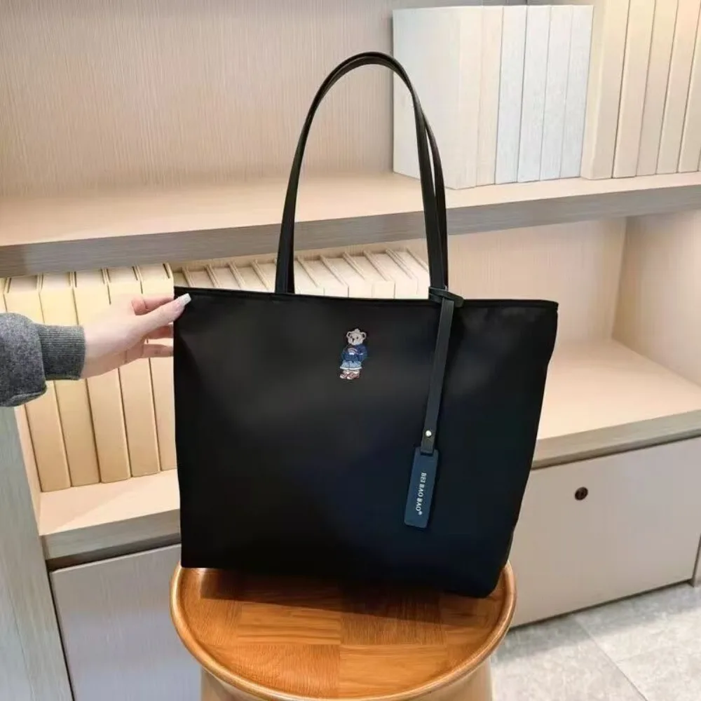 sac fourre tout, nouveau sac à main pour femme 2025, sac en nylon petit ours brodé, sac à bandoulière de grande capacité pour les déplacements domicile travail