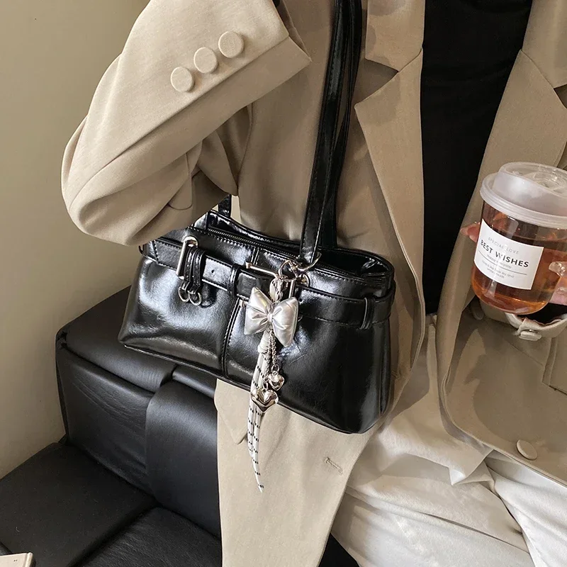 sac à bandoulière design avec boucle de ceinture pour femmes, sacs à main de luxe de styliste, fourre tout de marque à la mode avec pendentif, nouvelle collection 2025
