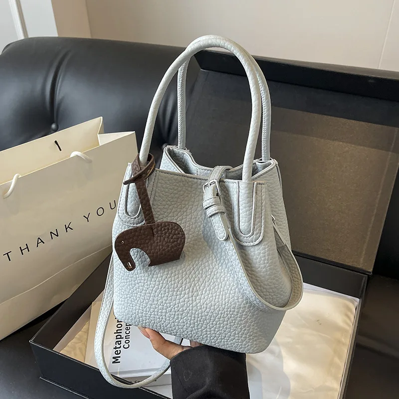 le petit sac élégant est un sac à bandoulière polyvalent pour les femmes et un sac seau à main super populaire